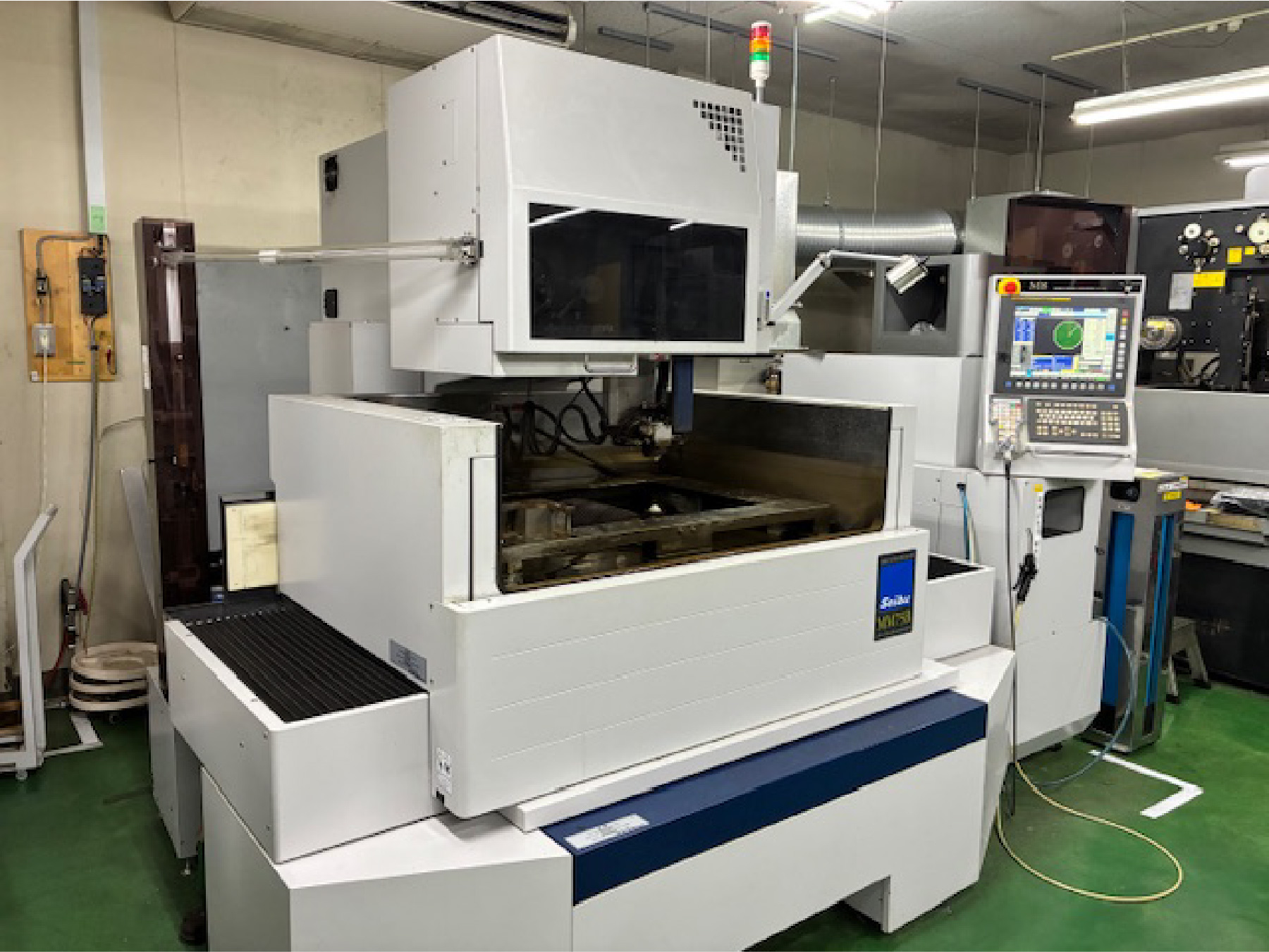 ワイヤ放電加工機